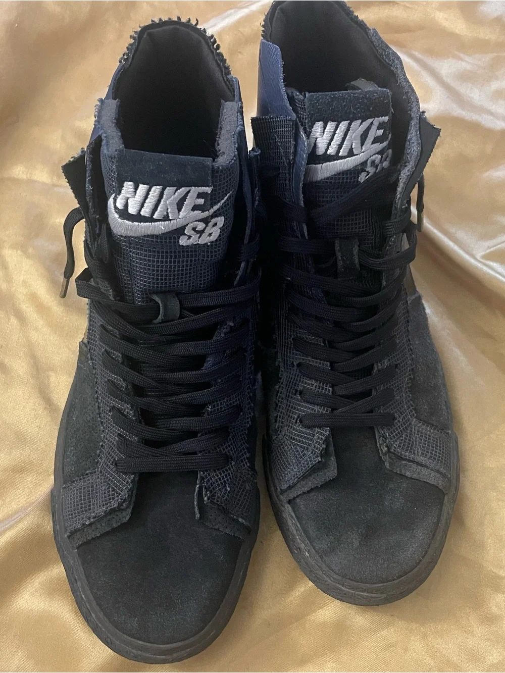 Nike Men’s Black High-Top Sneakers with Subtle Navy Panels size 8 Blazers
